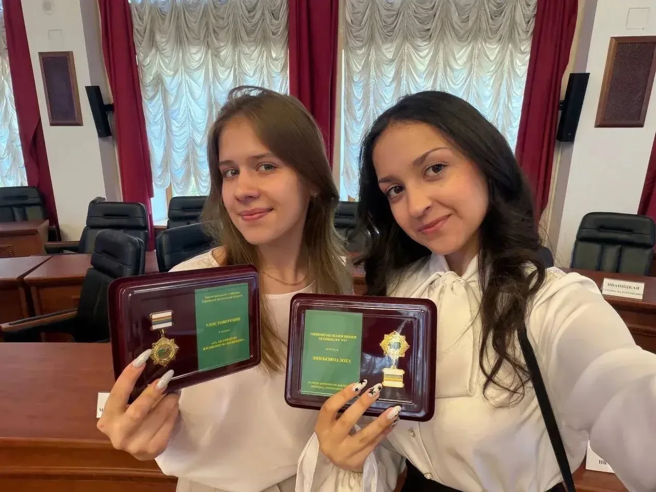 Наши выпускницы — Полина Терехина и Мария Мурашова — удостоены медалей «За активную жизненную позици
