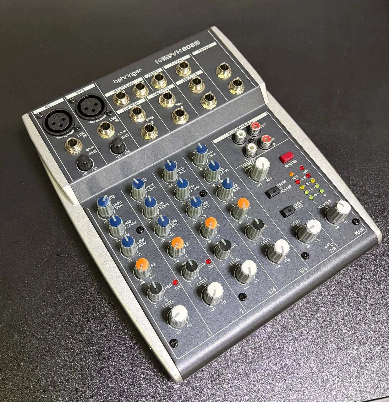 Микшерный пульт Behringer XENYX 802s