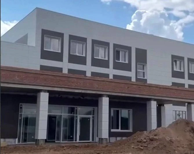 🏡 В Кировском районе достраивают дом социального обслуживания после смены подрядчика

В деревне Теш
