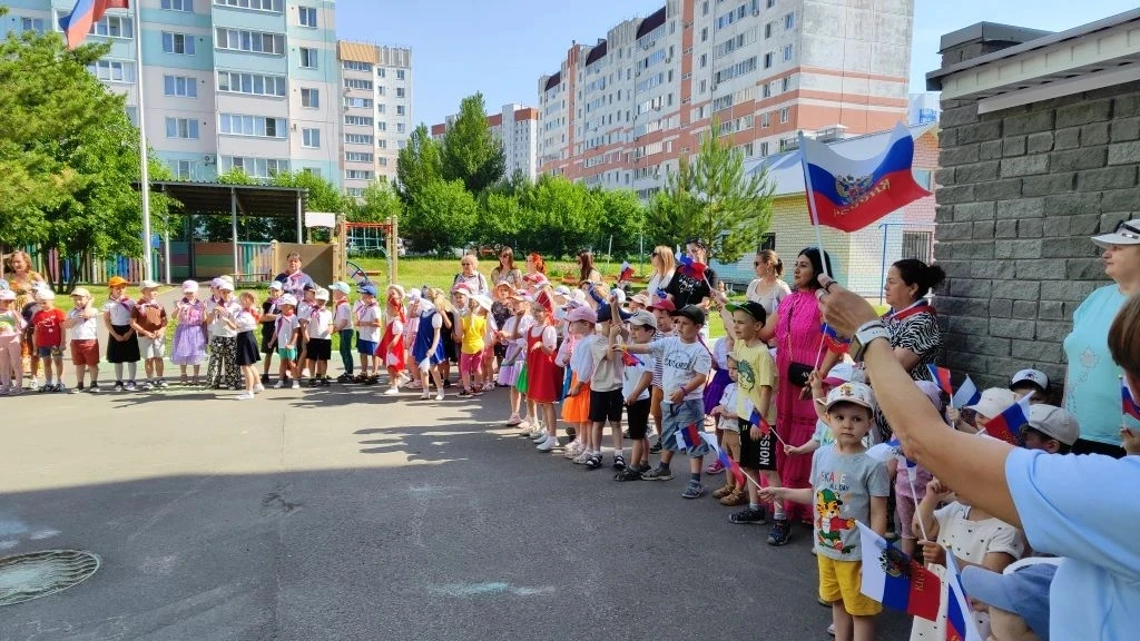 Веселый праздник ко Дню России прошел в барнаульском детском саду №264.

Ребята подготовили настоящи