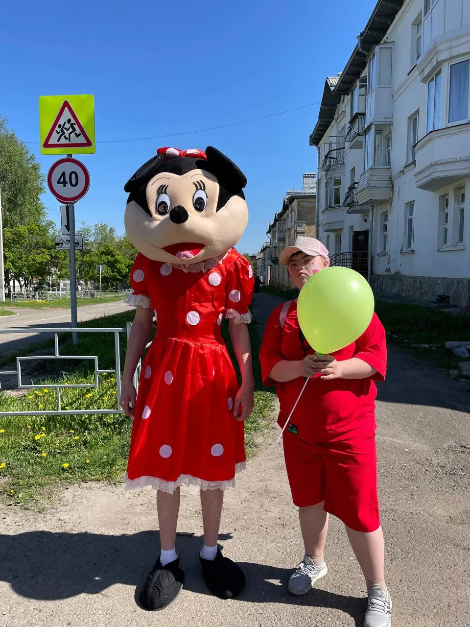 Микки Маус на улицах города: студенты ЮТМиИТ поздравили детей с праздником
