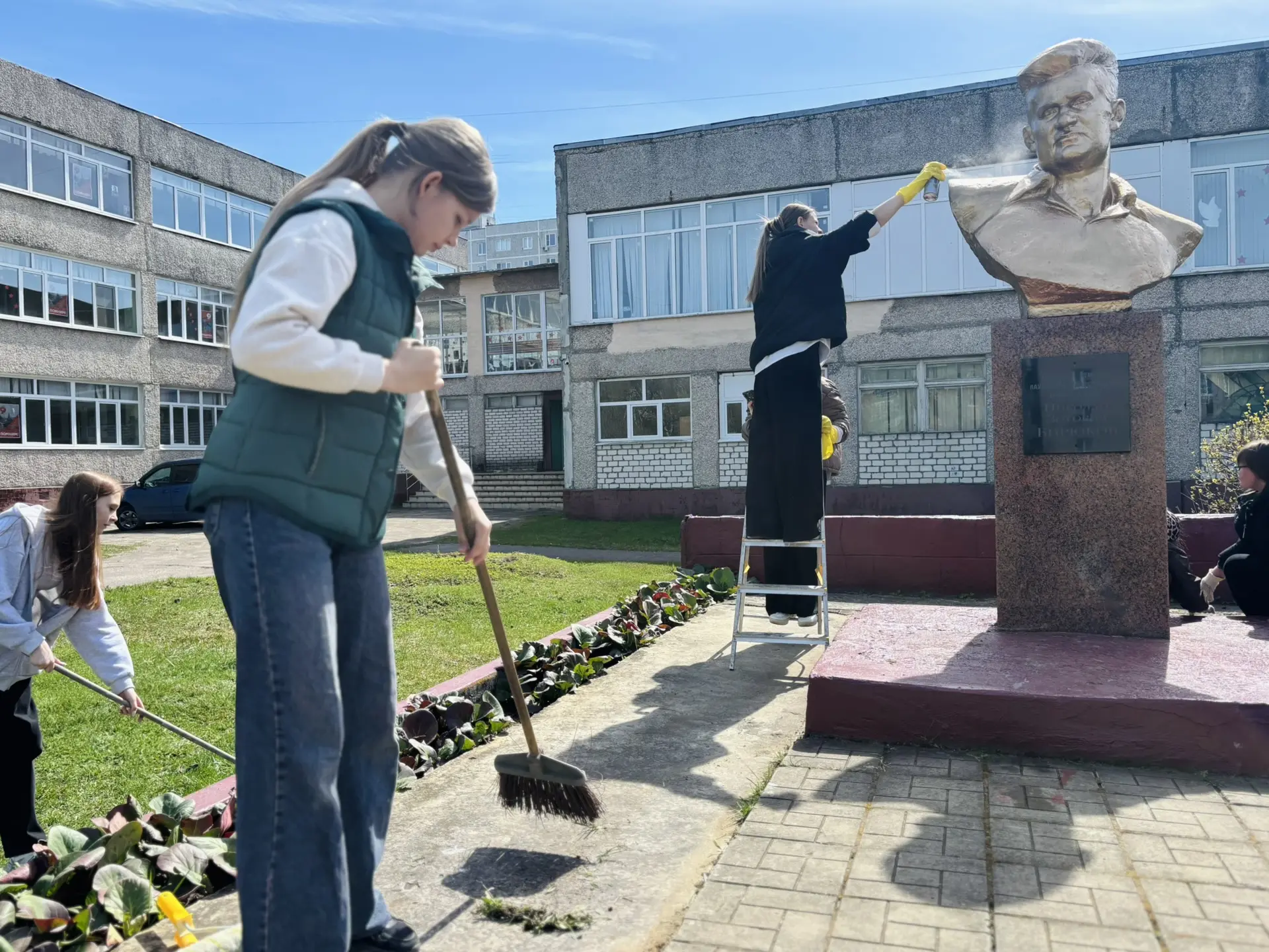 🇷🇺«Я ПОМНЮ»🕊️  🙏🏻В рамках Акции «Я помню» наши ребята и педагоги организовали и произвели уход за по
