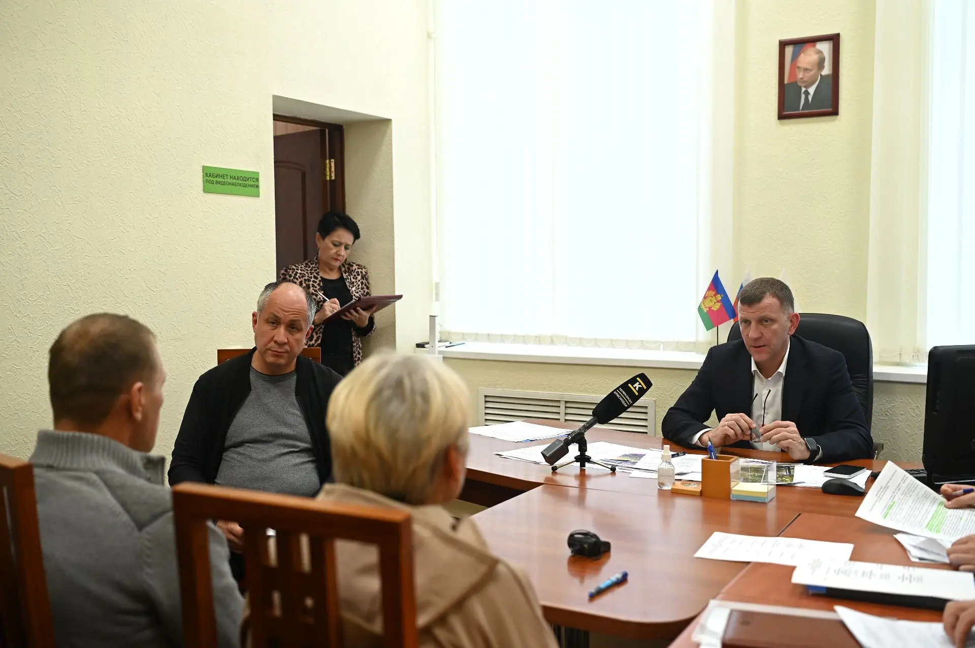 На личный приём ко мне пришли горожане с разными вопросами. В том числе обратился участ...