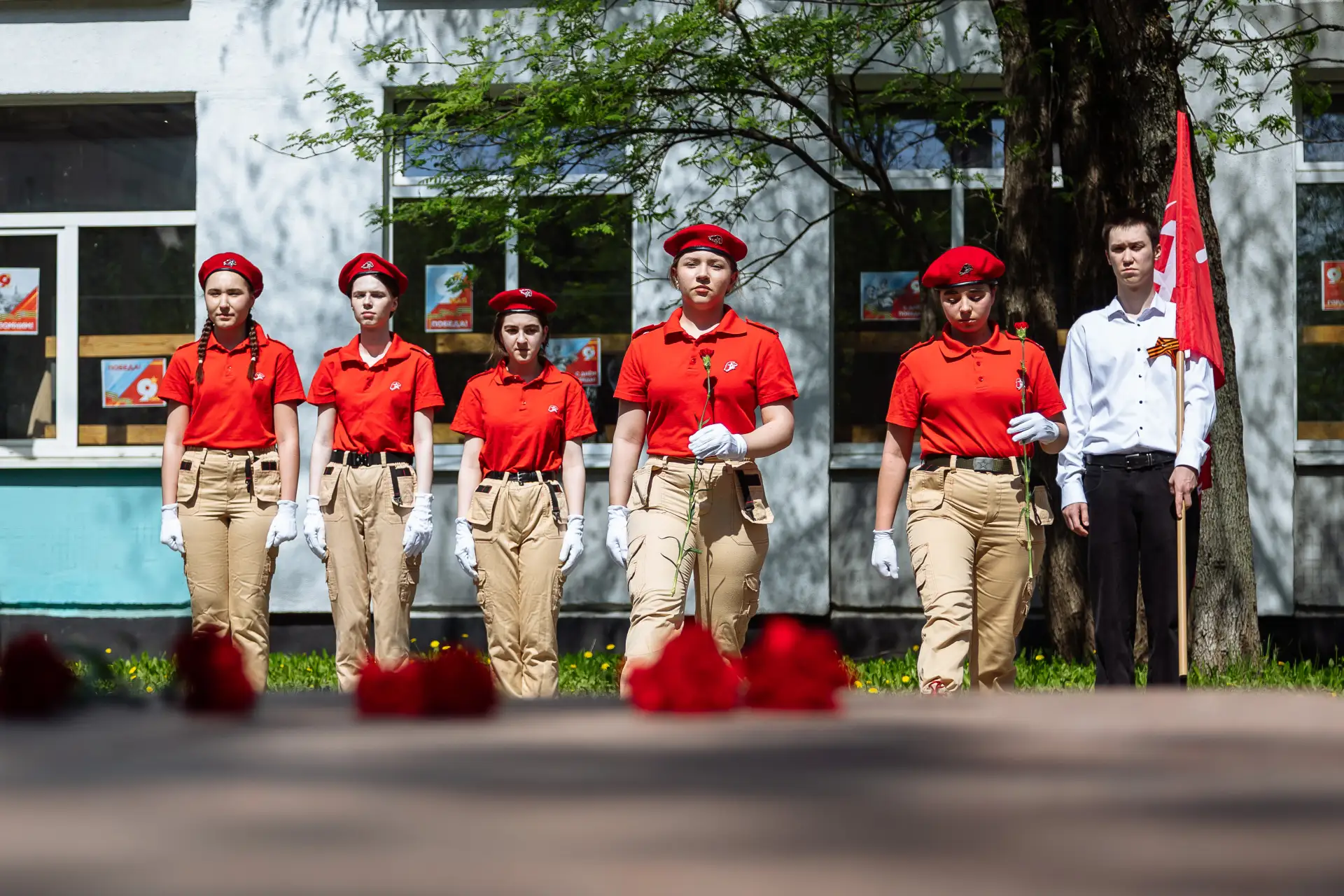 🌹 Акция «Красные гвоздики»: дань памяти героям  7 мая наши ученики, педагоги, администрация школы и 