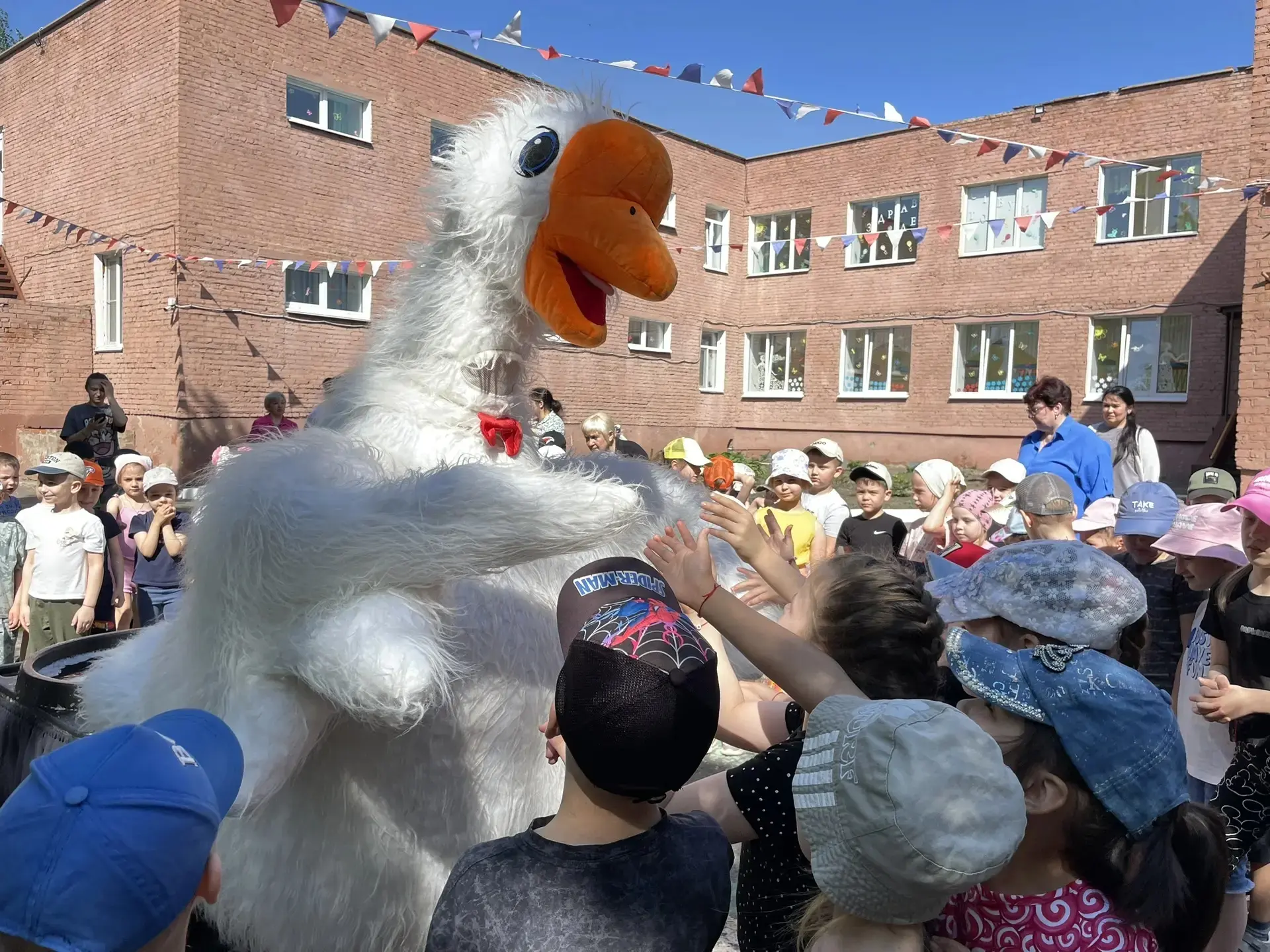 🎉👍Традиционно весело и по-детски отметили праздник "День защиты детей" в нашем детском саду!
🧸🫶С
