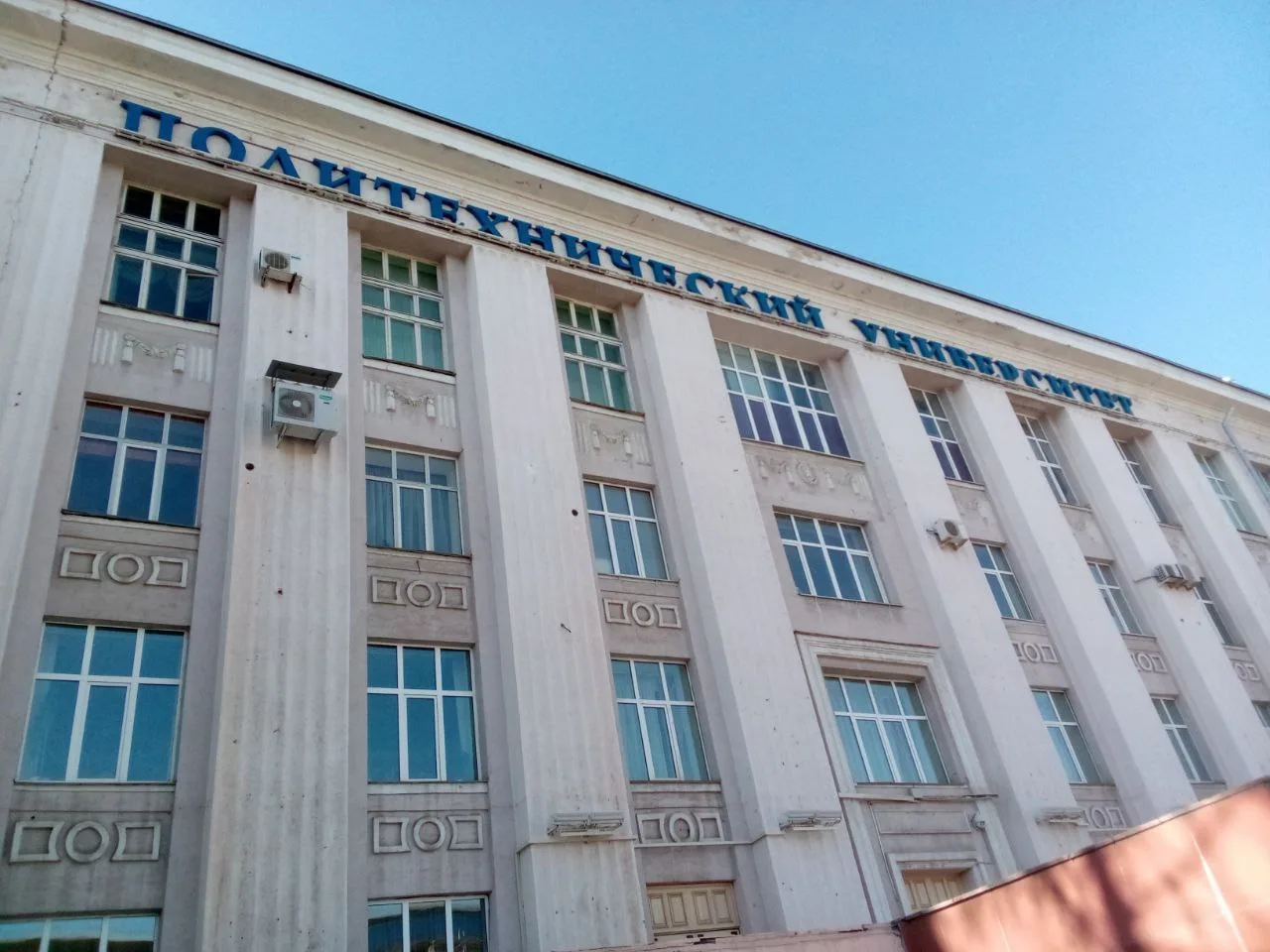 Пермские вузы отменяют пары из-за беспилотной опасности.