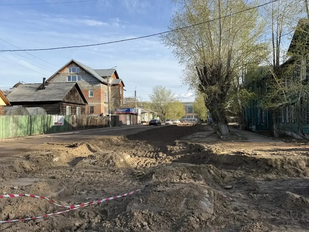 На улицах Куйбышева и Шмидта подготавливают основание дороги для асфальтирования  На улице Куйбышева