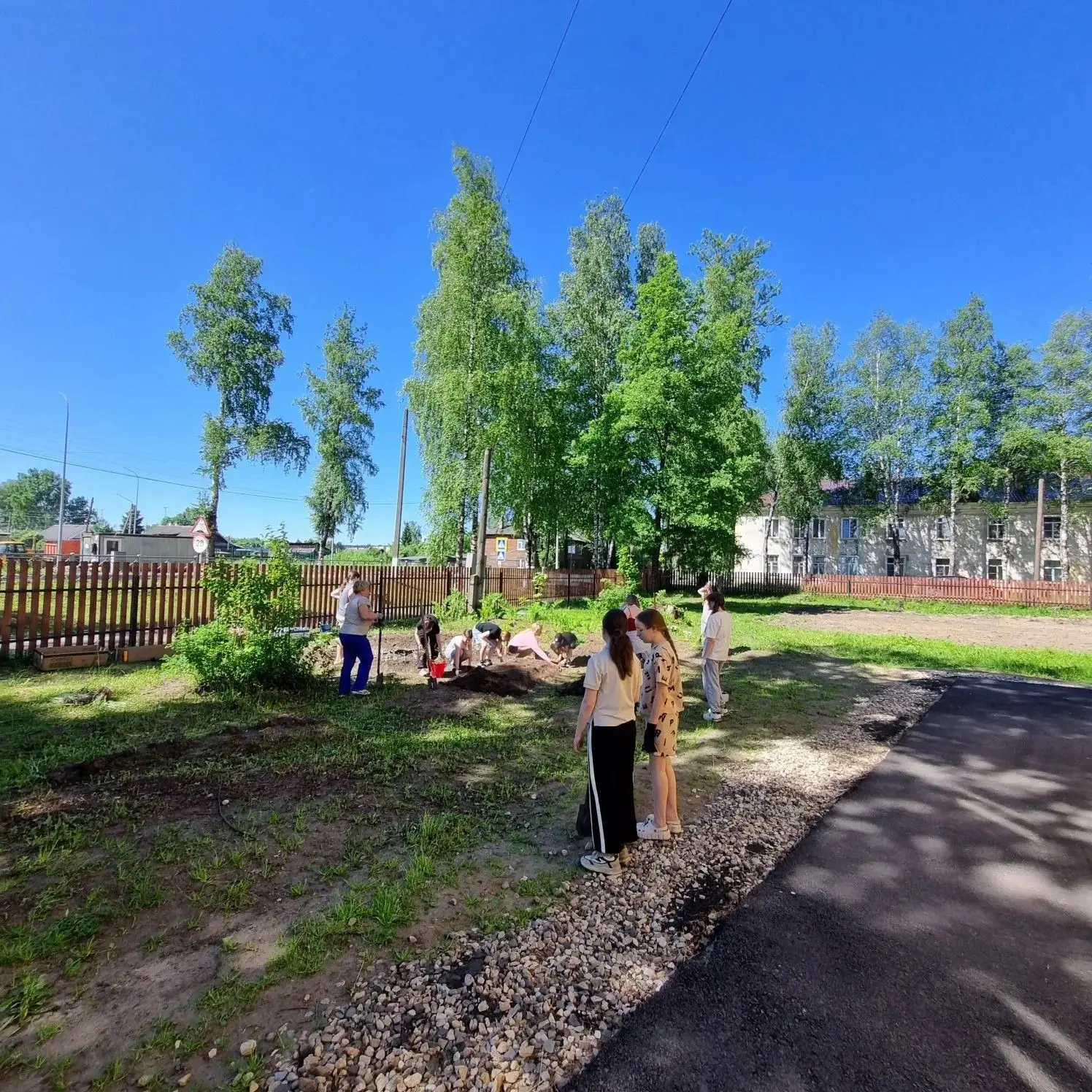 В школьном дворе кипит работа: наш трудовой десант в полном составе вышел на восстановление цветника