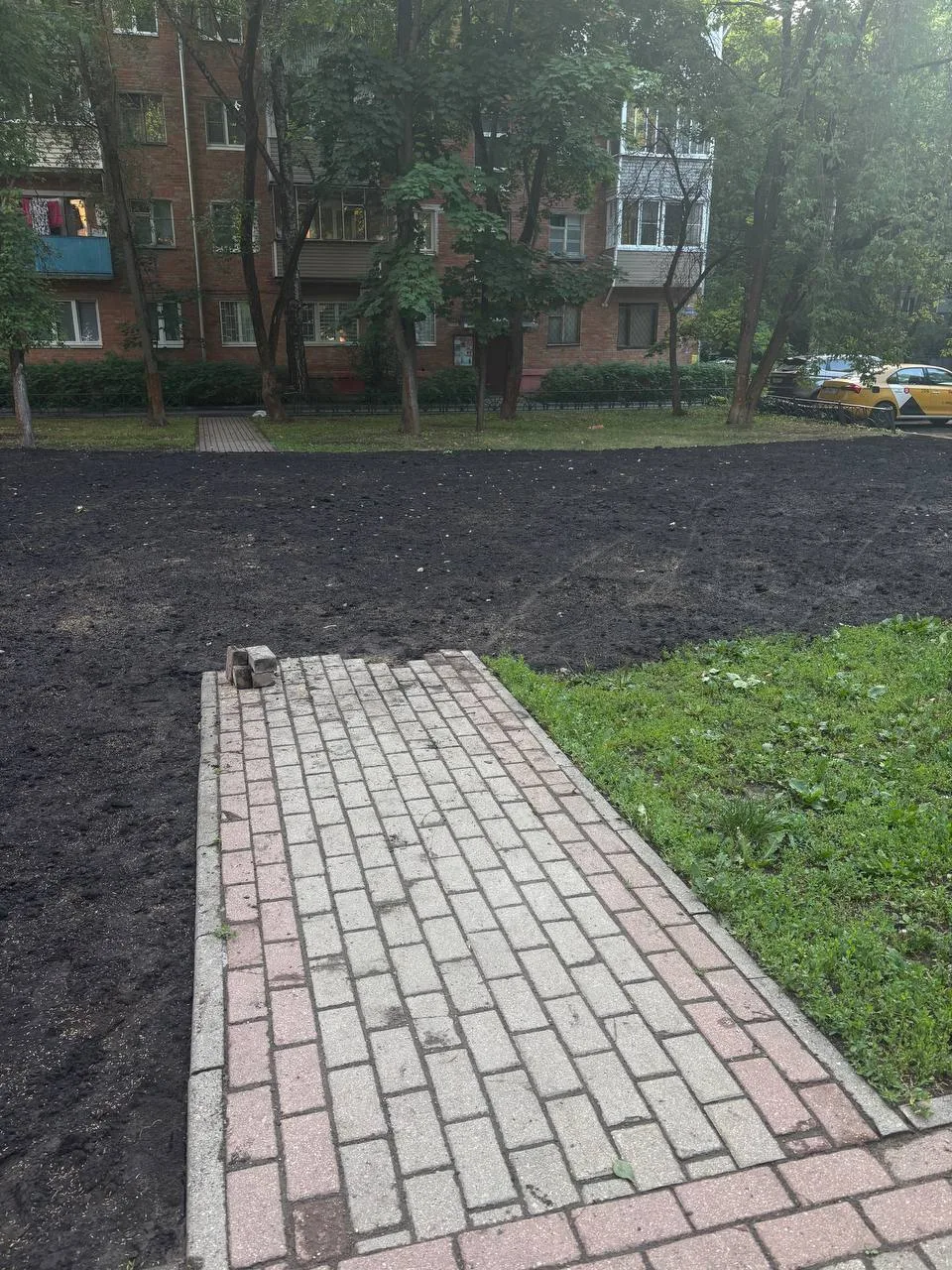 🏗️ В Жуковском строят детскую площадку, а взрослые остались без турников

На улице Семашко, 3/1–3/4