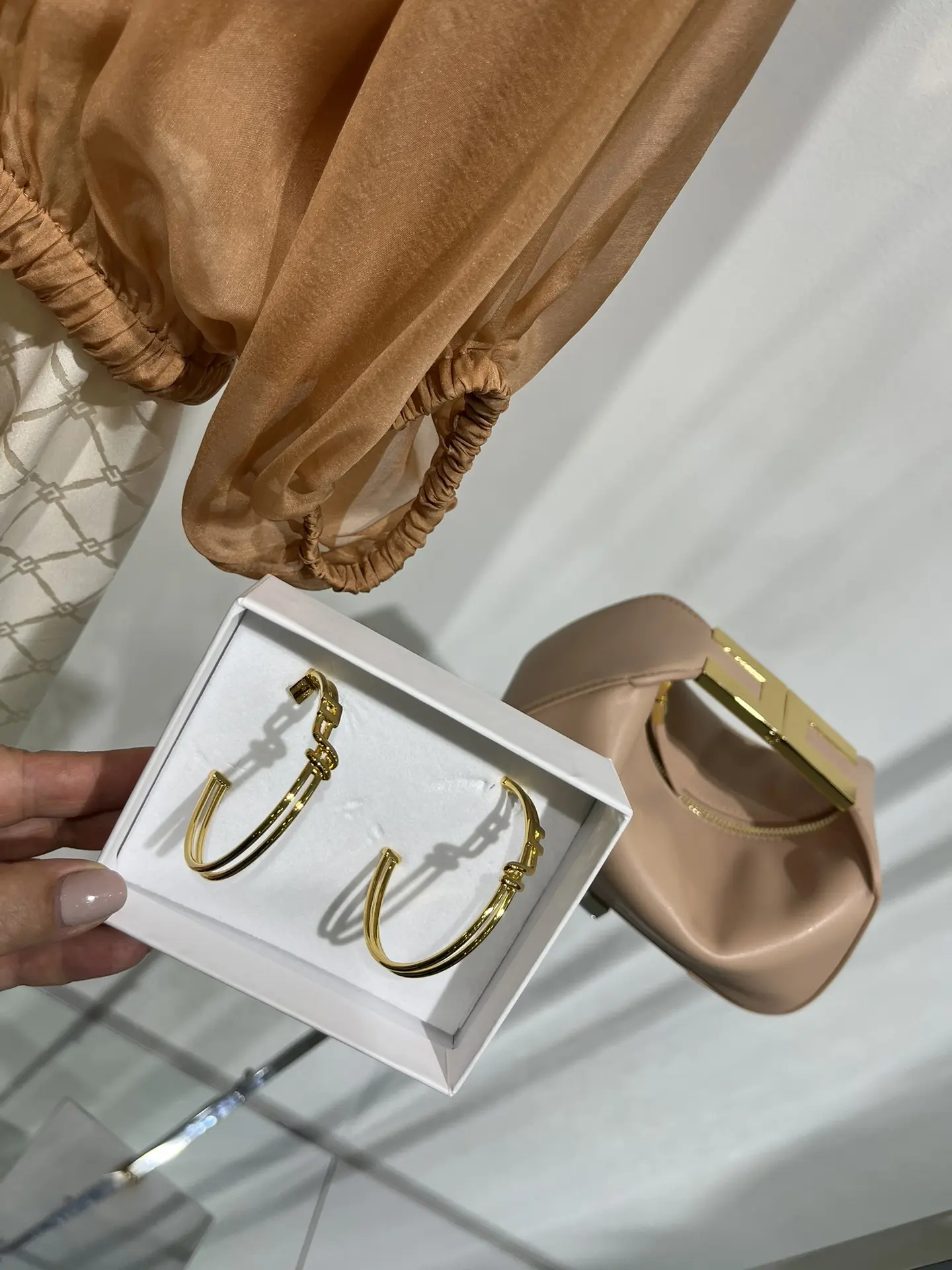 Блуза ISABELLE BLANCHE 
14300 вместо 26040

Брюки ELISABETTA FRANCHI
25100 вместо 45440


Сумка ELIS