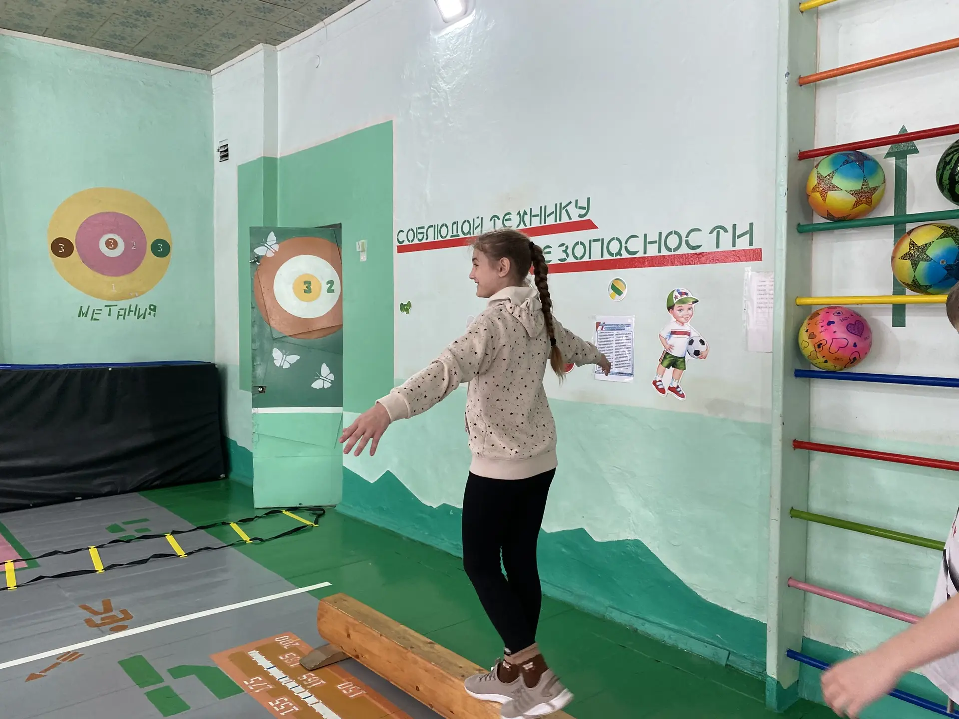 Дети, занимающиеся скалолазанием, часто сталкиваются с задачей развить хорошую координацию движений.
