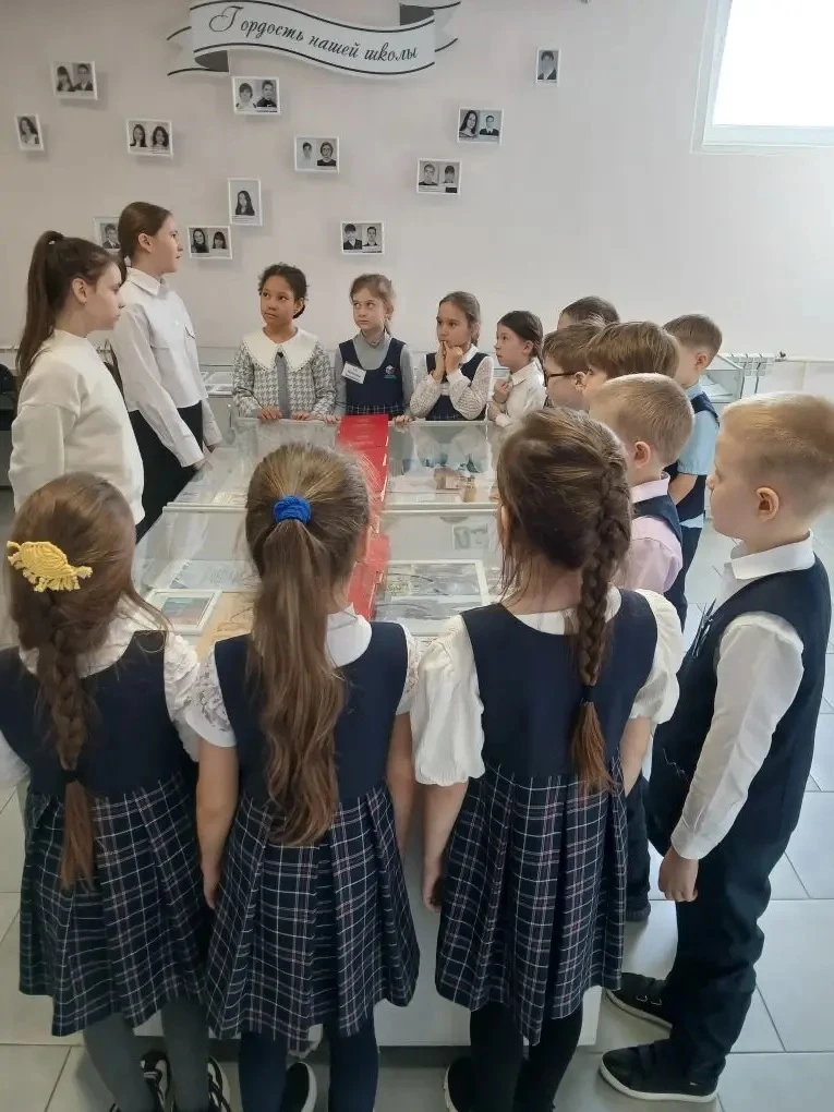 🇷🇺 В школьном музее продолжаются экскурсии, посвящённые Дню защитника Отечества! Экскурсоводы Ксения