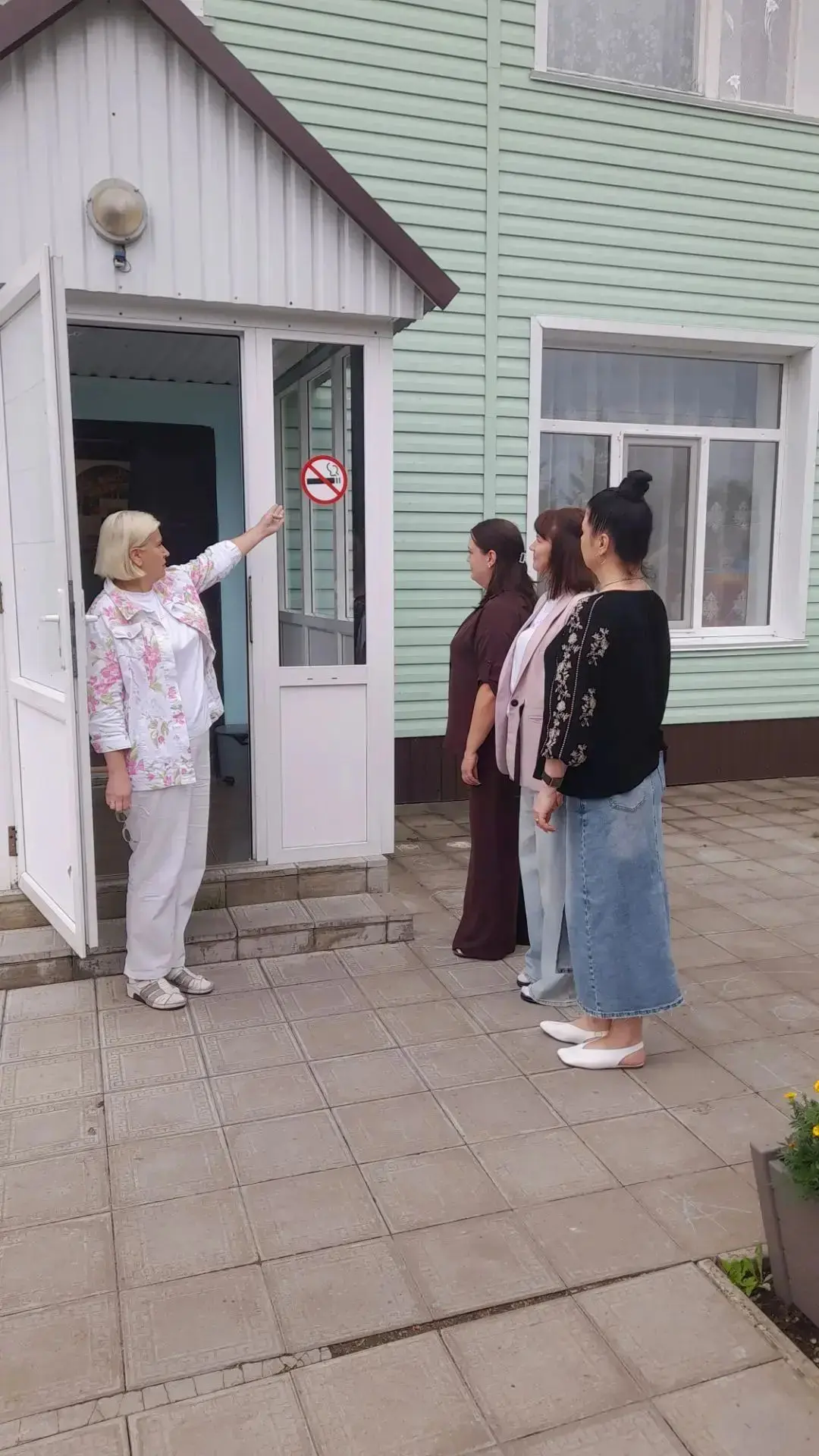 Члены родительского комитета проверили готовность ДОУ к новому учебному году. Они прове...