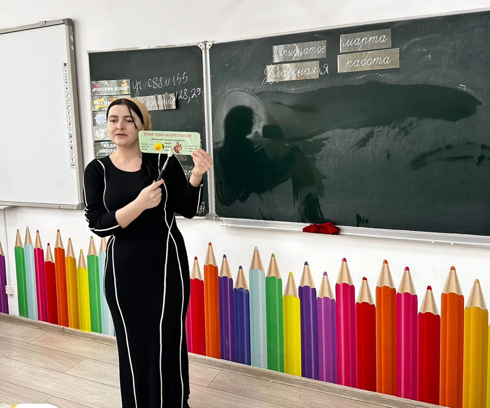 Сегодня в 3 «Б» классе дети разбирались, зачем нам нужны слова-признаки.  Без них наша речь — как ра