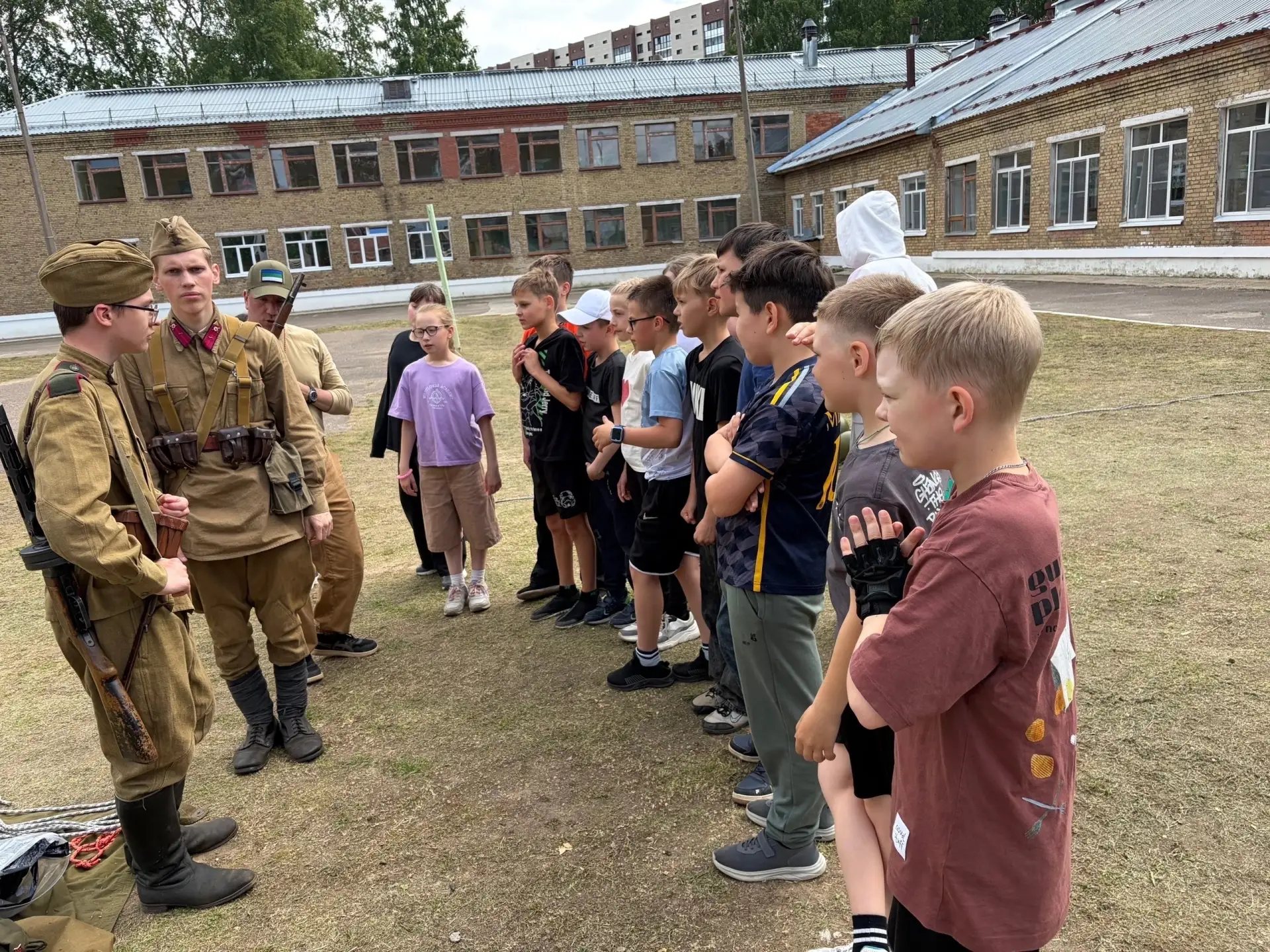 Живая история для наших ребят! 🇷🇺

Сегодня на летней площадке состоялось необычное и очень интерес