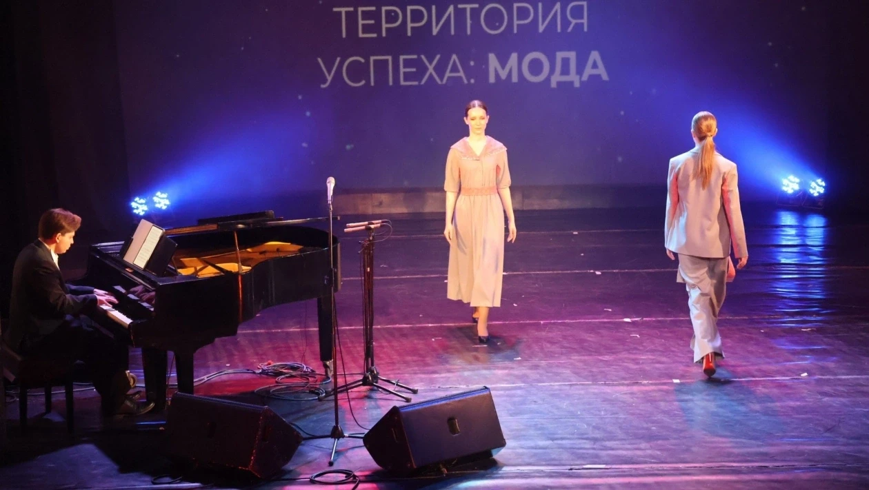 Мода как искусство времени: юные дизайнеры из атомных городов покорили Уссурийск  В Уссурийске на сц