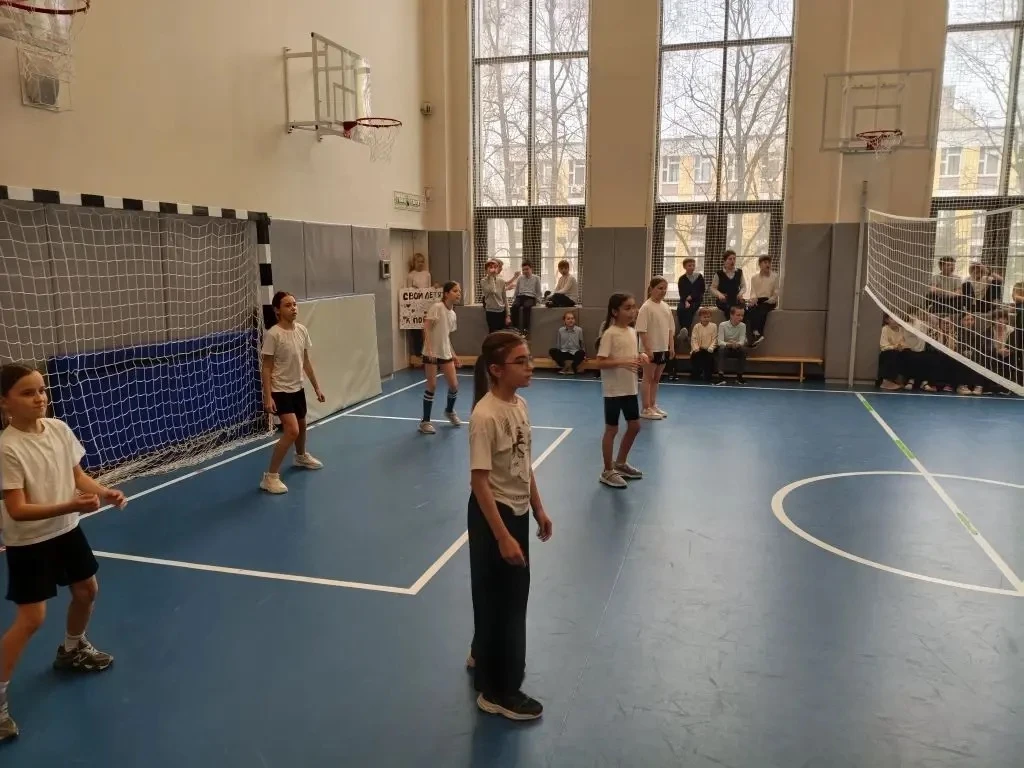 🪐 КО ДНЮ КОСМОНАВТИКИ  Вчера прошёл пионербол для девочек 4 классов — и всё это было приурочено ко Д