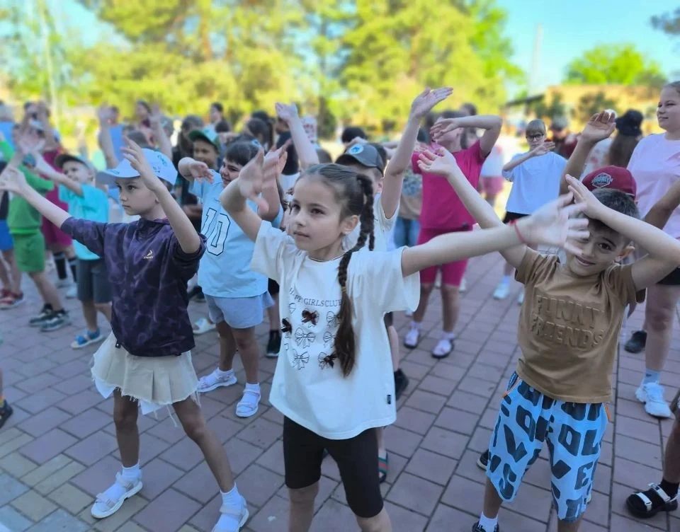 ☀️ Традиционно наше утро в лагере началось с главных ингредиентов бодрости!

🎶 Энергичная музыкальн