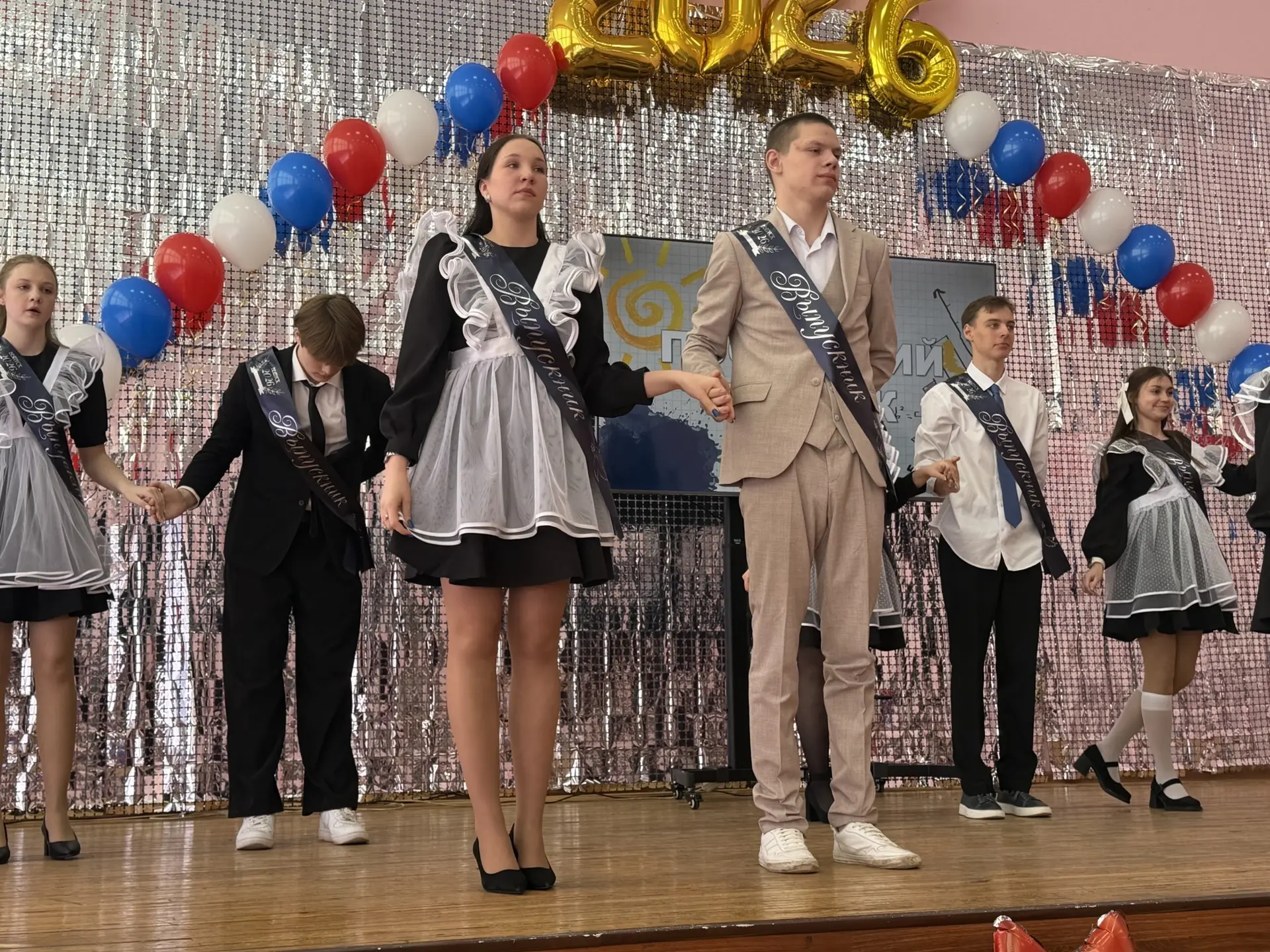 До слез... Прощай, любимая школа! 🔔✨  Сегодня по школьному двору пронеслось  эхо заливистого звонка 