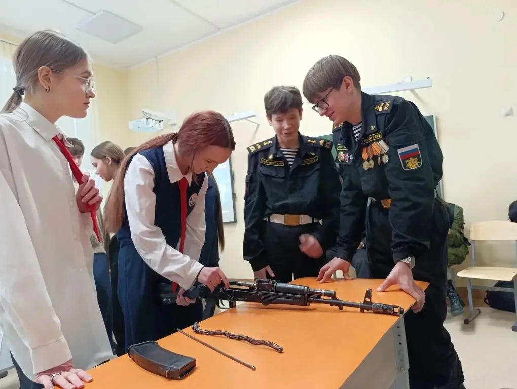 20 февраля классный руководитель 8Э  класса Валиева Алесья Рамиловна провела внеклассное мероприятия