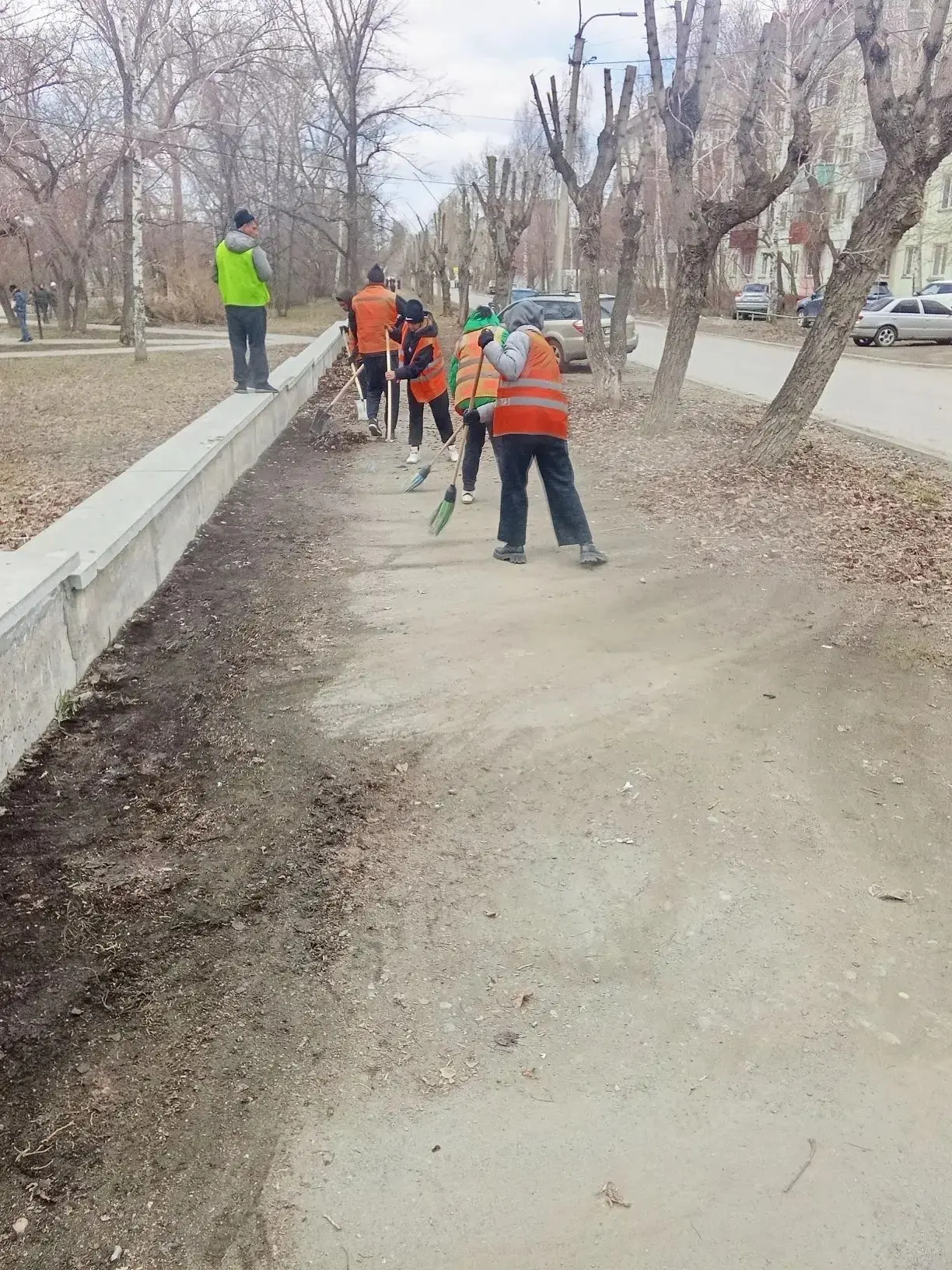 В Бийске продолжаются работы по благоустройству городских территорий и ремонту дорог ⁣ 🚜Проводится у