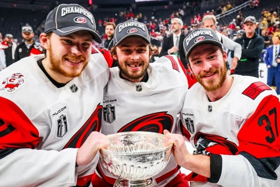 Экс-игрок подольского «Витязя» взял кубок Стенли 🏆

Петр Кочетков — вратарь, который выступал за хо
