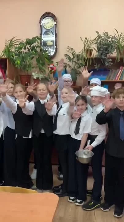 От 5 «А» класса: «Спасибо за ваш труд и поддержку! С Днём учителя! 💪»