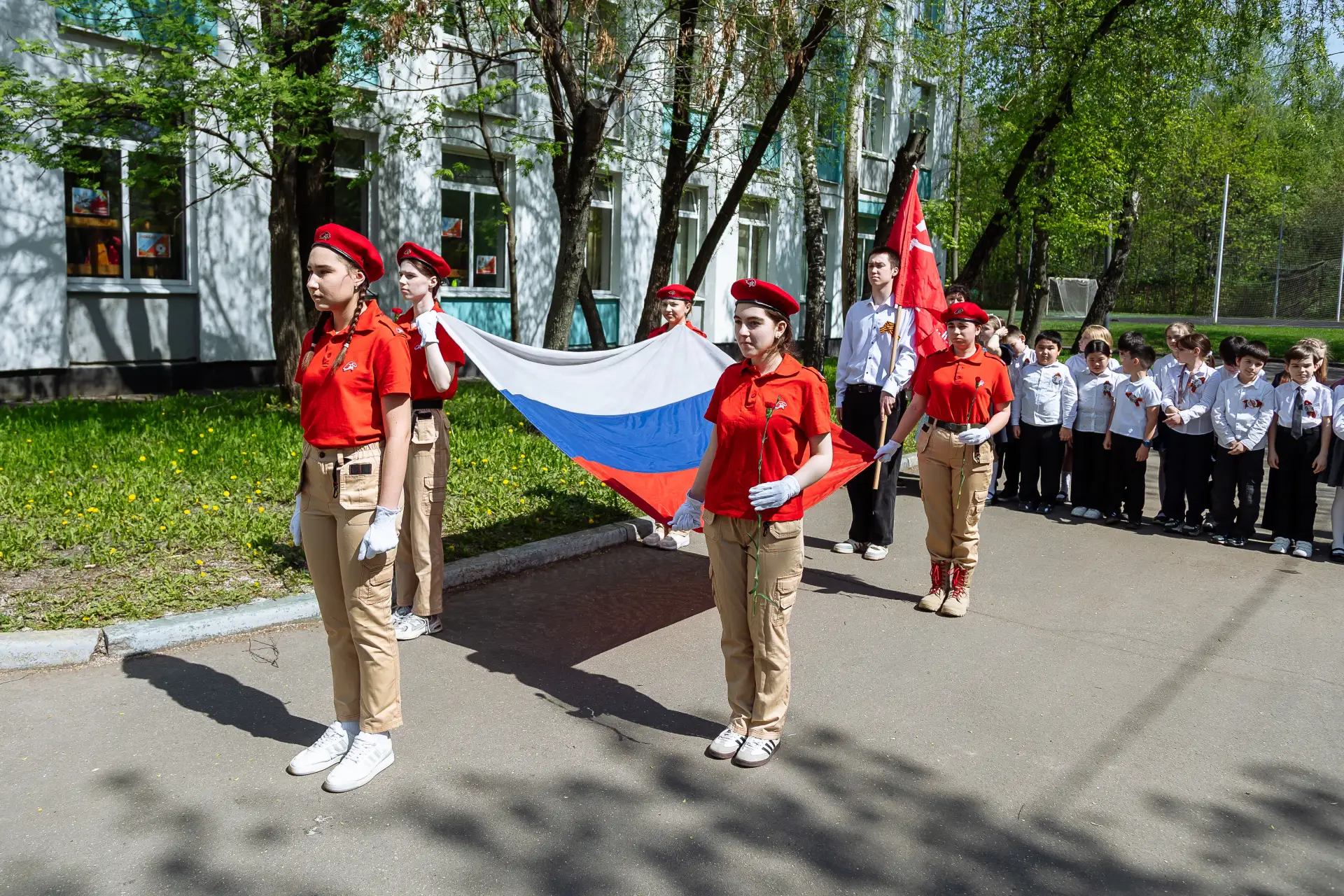 🌹 Акция «Красные гвоздики»: дань памяти героям  7 мая наши ученики, педагоги, администрация школы и 