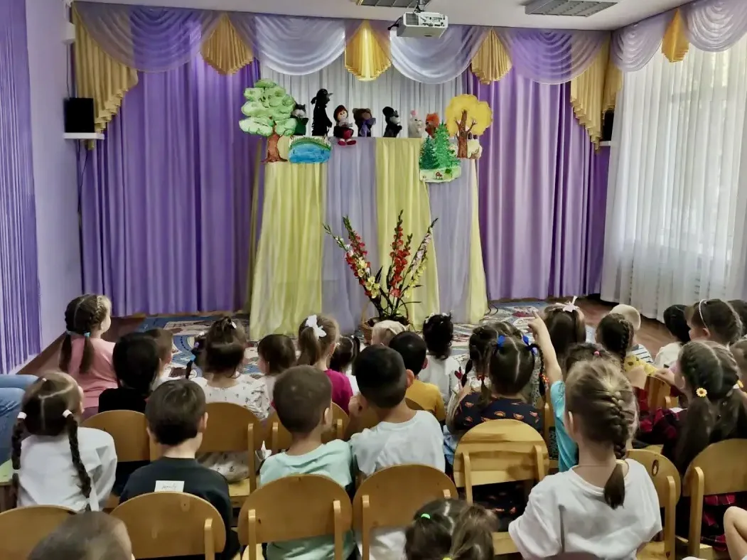 Сегодня в нашем детском саду прошёл кукольный театр «Лесная школа», приуроченный ко Дню...