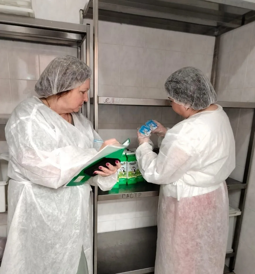 ❓Как в столовой организовано хранение кисломолочной продукции по требованиям пищевой безопасности? 
