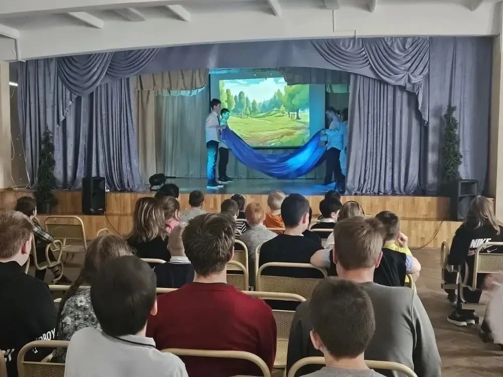 Вчера в нашей школе состоялся замечательный спектакль «Гуси‑лебеди» по мотивам русской народной сказ