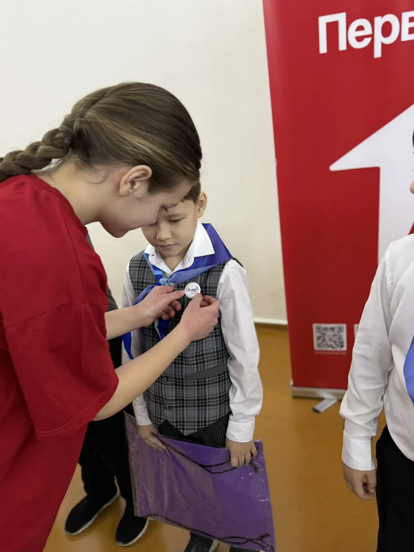 🦅 Новая высота: сегодня ученики 1а класса стали «Орлятами России»! Торжественное  посвящение состоял