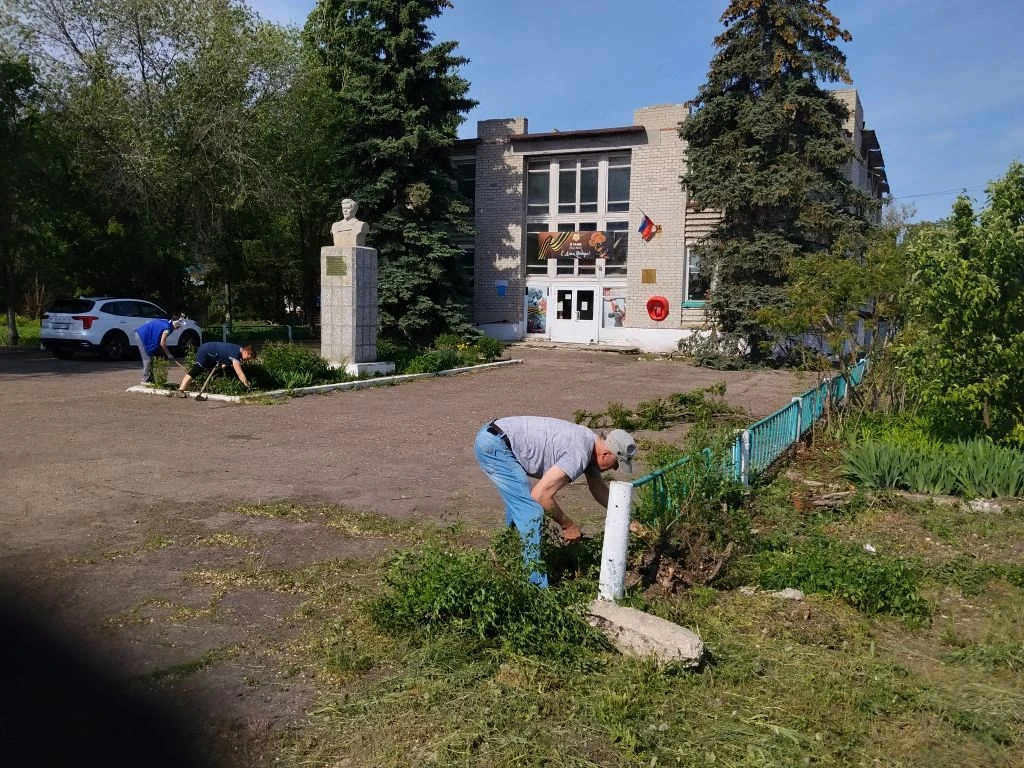 👨‍🌾Сегодня коллективы администрации и библиотеки вышли на прополку клумб возле админи...