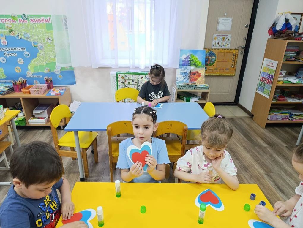 🇷🇺🎉👫В преддверии праздника 12 июня — Дня России,  группа" Ягодки" сделали поделку «Сердечко Трик