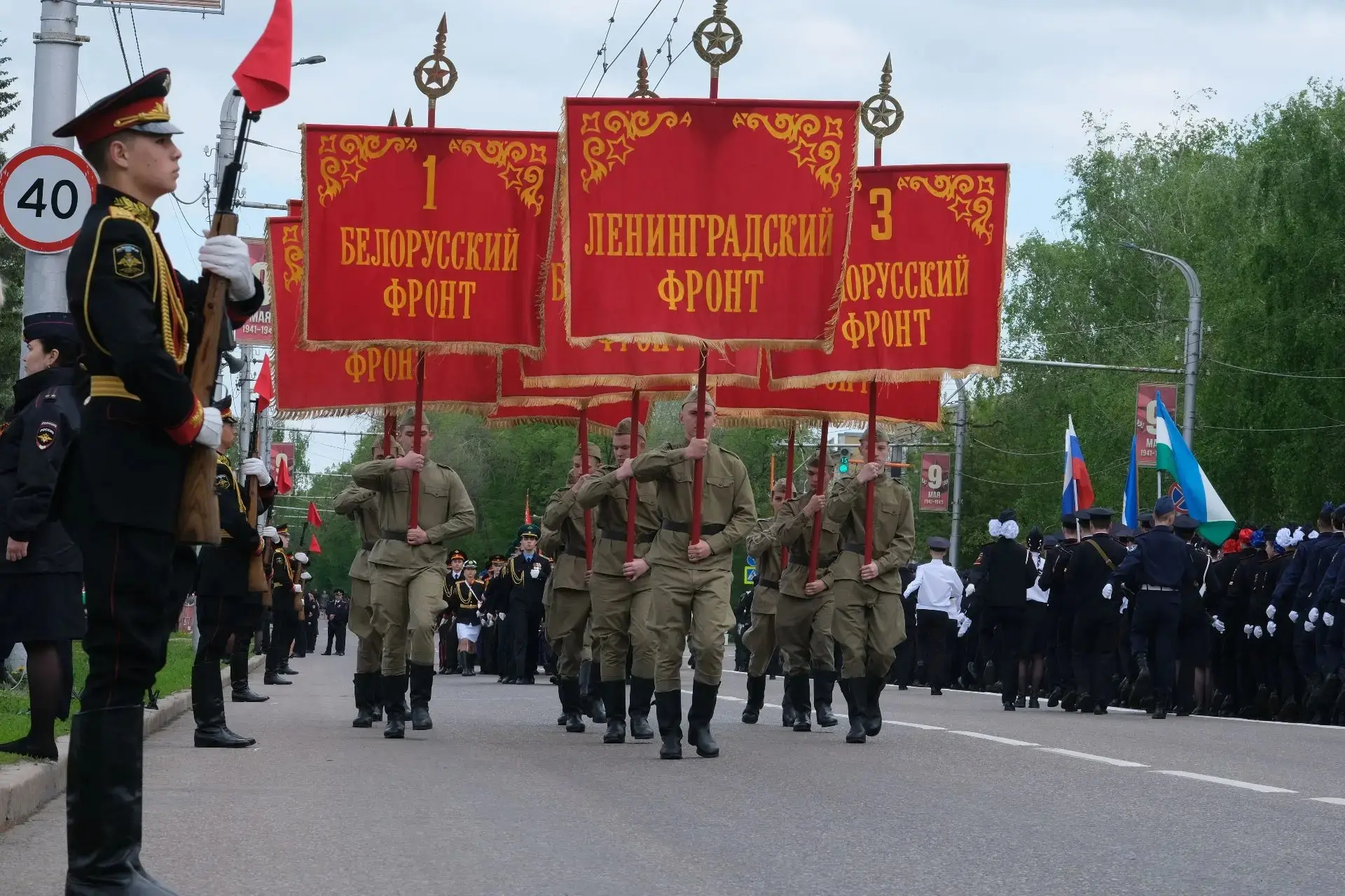 Одной из самых значимых частей сегодняшнего праздника стали торжественное шествие и выставка техники