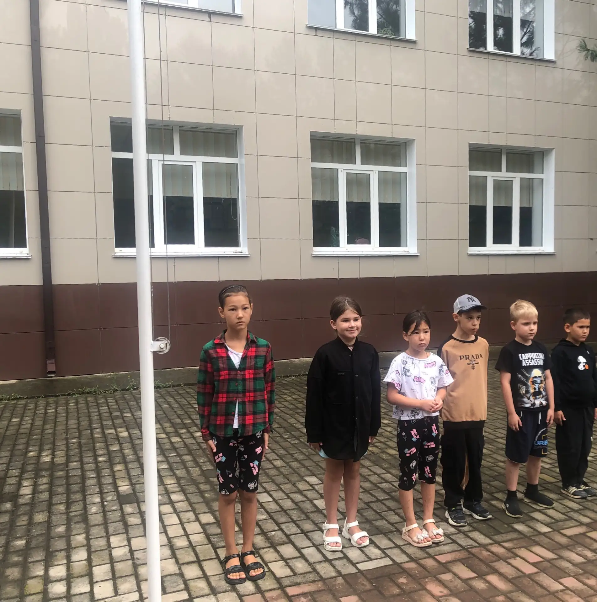 Шестой день в пришкольном лагере «Горизонт» начался бодро и энергично! ☀️

Утро началось с исполнени