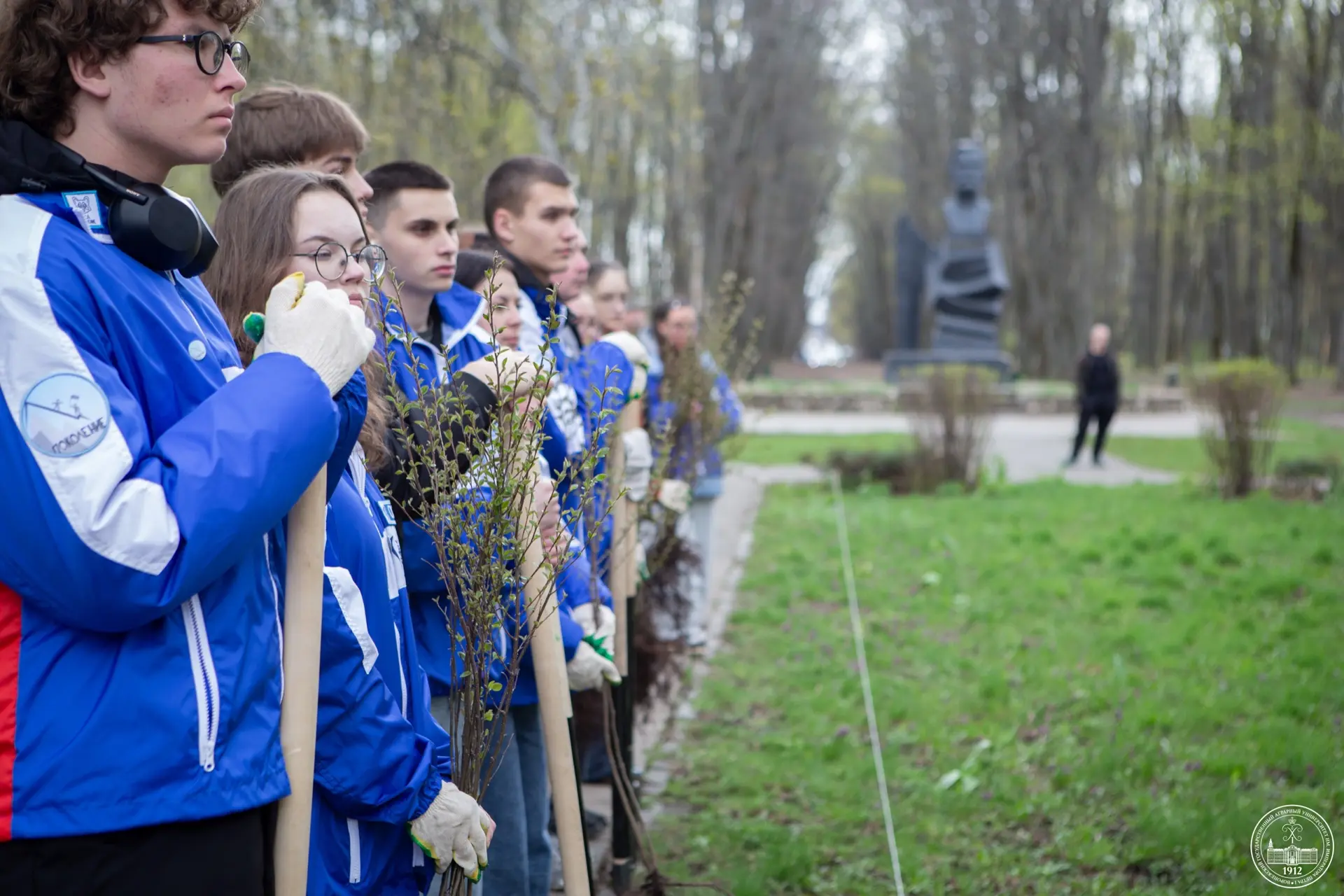 🌳 Появление живых мемориалов в честь наших героев: акция «Сад Памяти»  Сегодня в парке имени К.Д. Гл