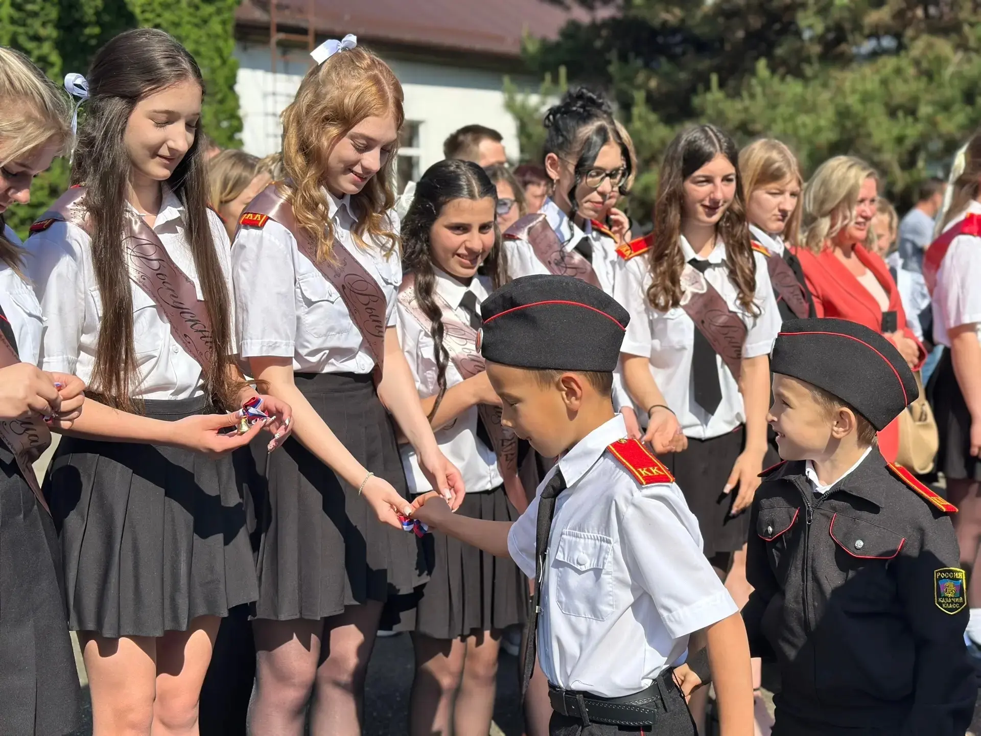 Последний звонок — трогательное начало большого пути! 🔔✨  В нашей школе прозвучал последний звонок —