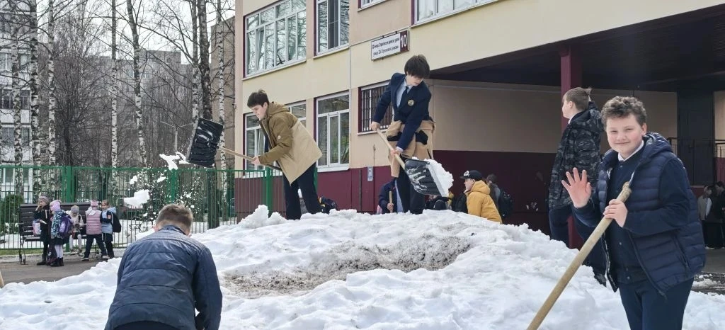 🌱В школе проходят субботники!  Такие мероприятия нужны, чтобы привести территорию в порядок после зи