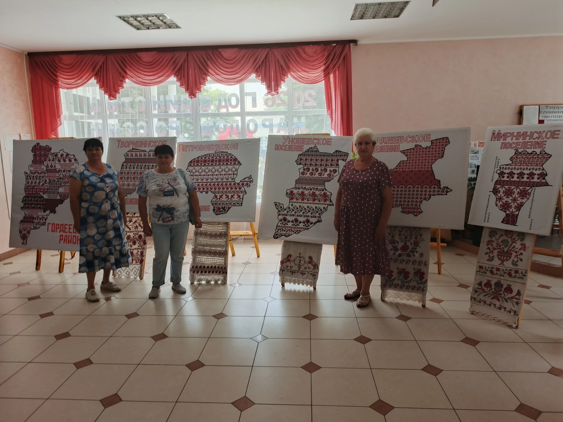 Нити, связывающие поколения: участники «Активного долголетия» посетили уникальную выставку