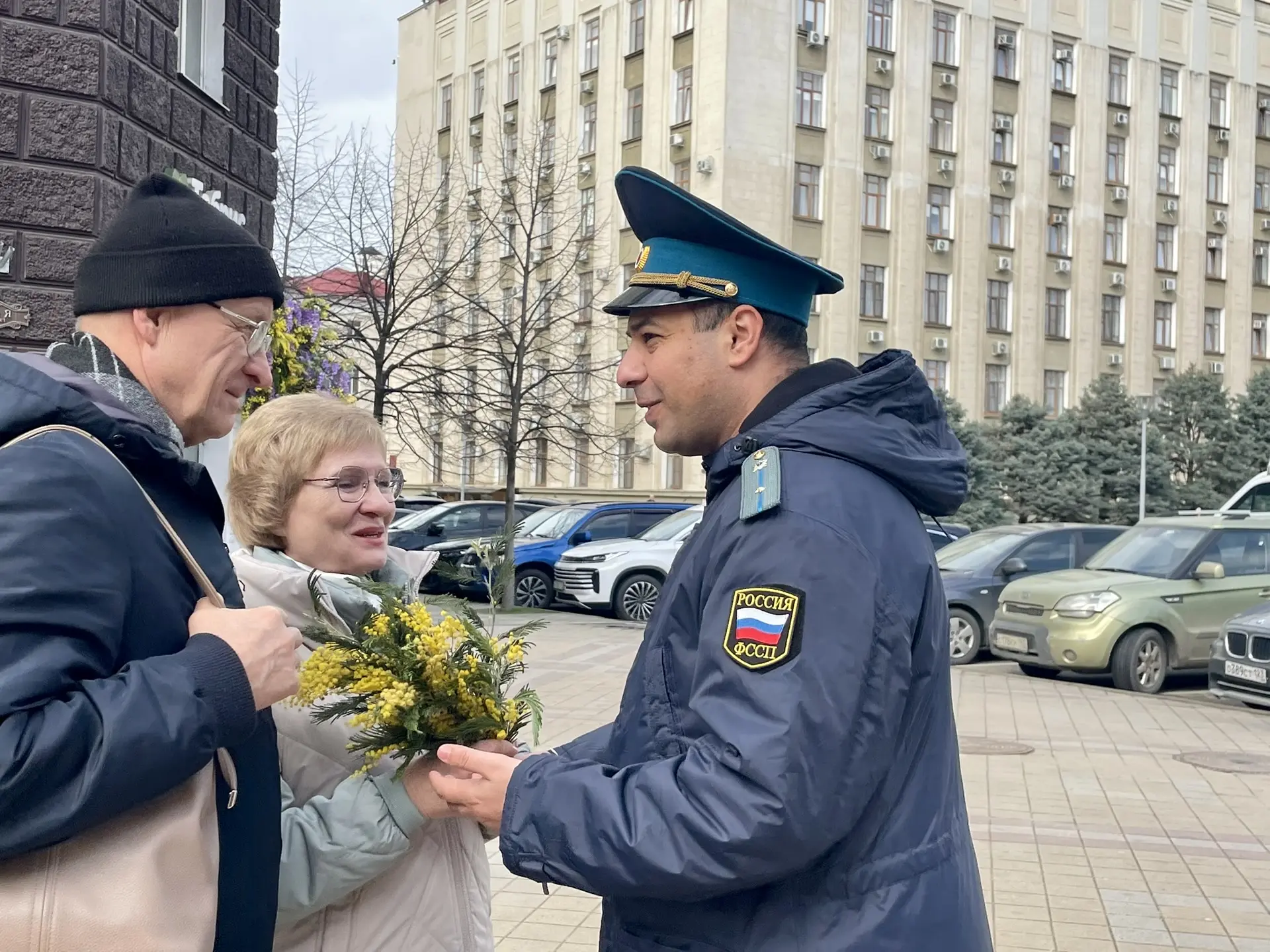 «Вам, любимые!»: судебные приставы Кубани подарили женщинам тюльпаны и мимозу в преддверии 8 Марта 💐