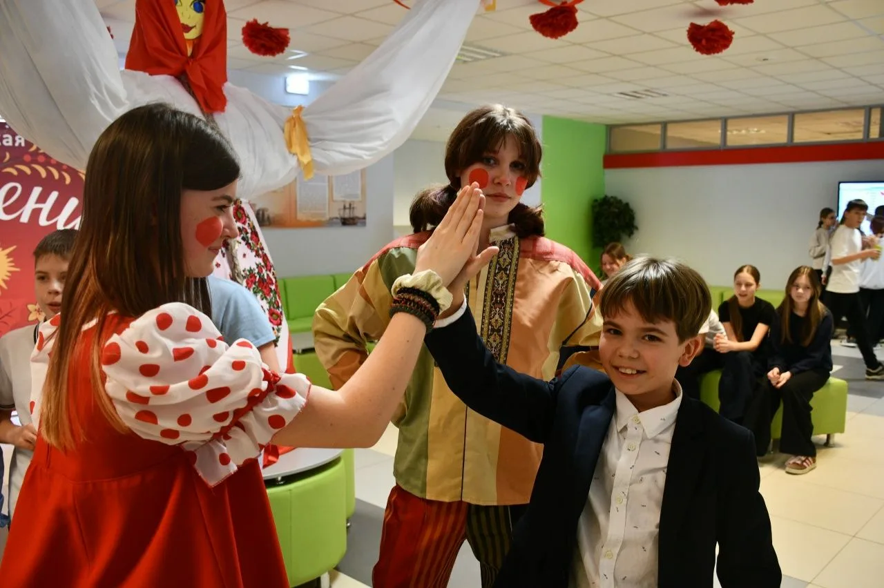 📍Масленичные хороводы  19 февраля в нашей школе царила по-настоящему яркая и задорная атмосфера. Реб