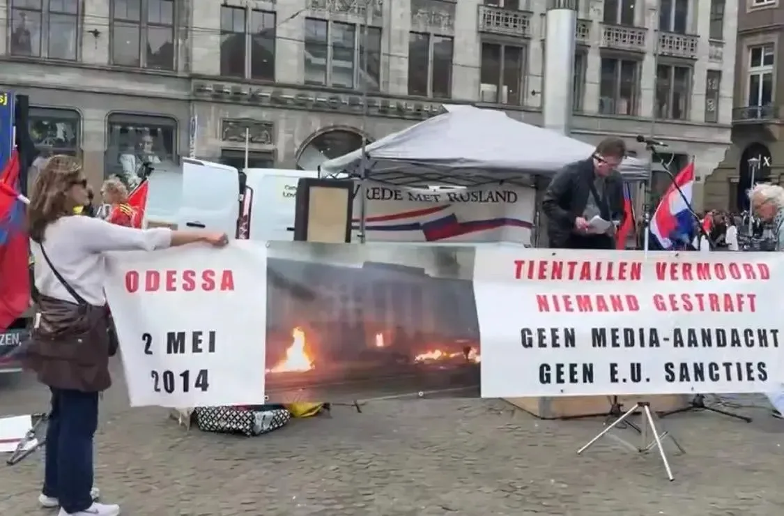 В Амстердаме на акции "Бессмертный полк" вспомнили жертв Одессы в мае 2014. Стоп, а нам же рассказыв