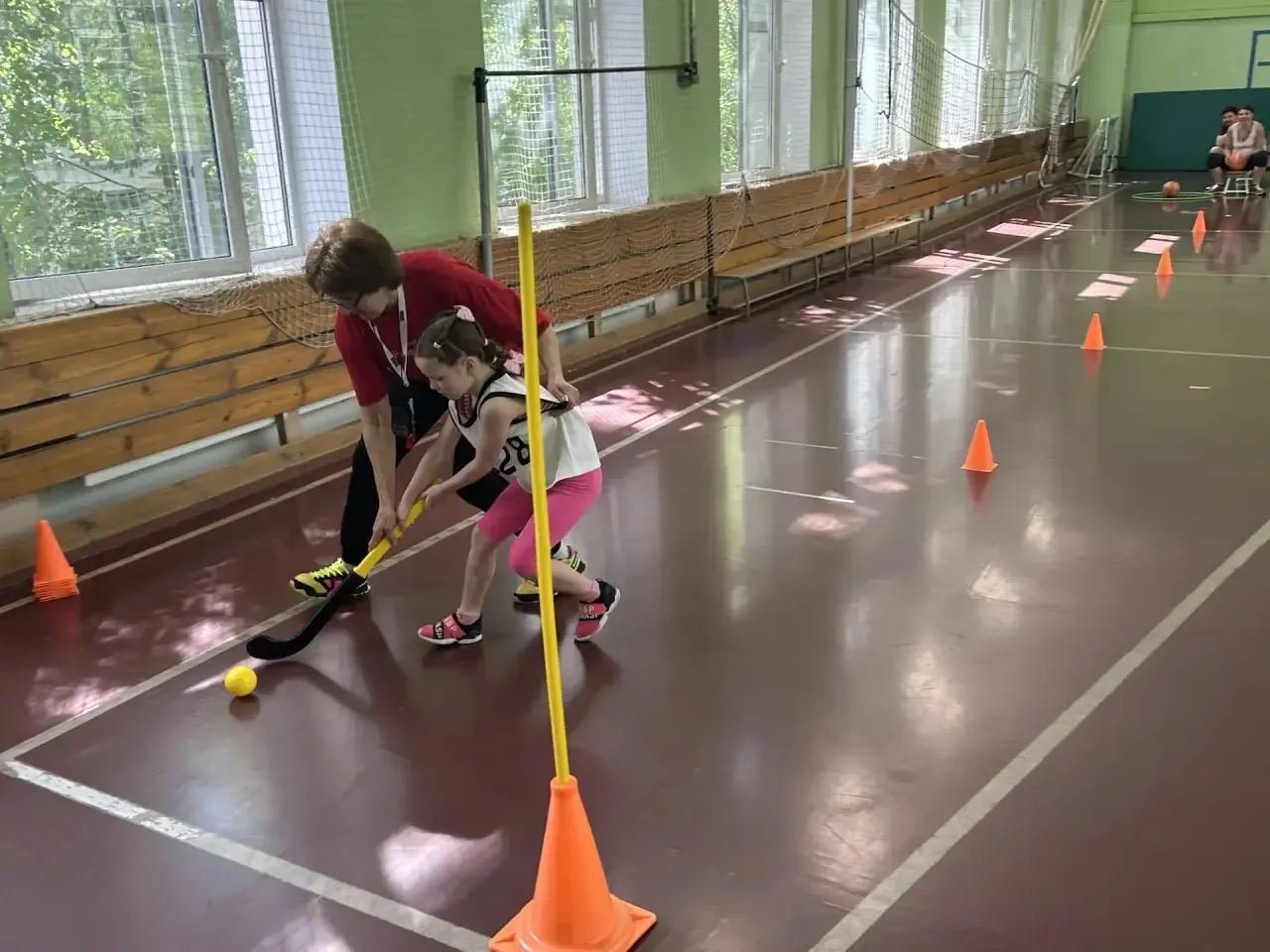 В ДЕНЬ СЕМЬИ - НА СПОРТЕ  Утро субботы в нашей школе началось с яркого спортивного праздника  «Папа,