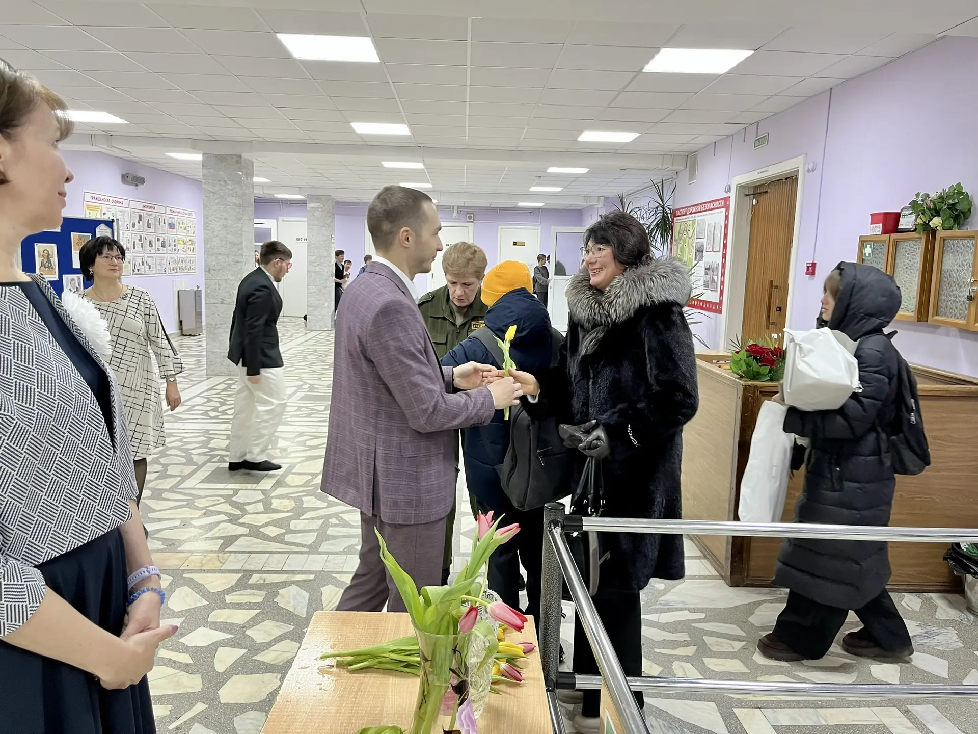 Сегодня школа наполнилась особой весенней атмосферой: старшеклассники и учителя‑мужчины встречали ва