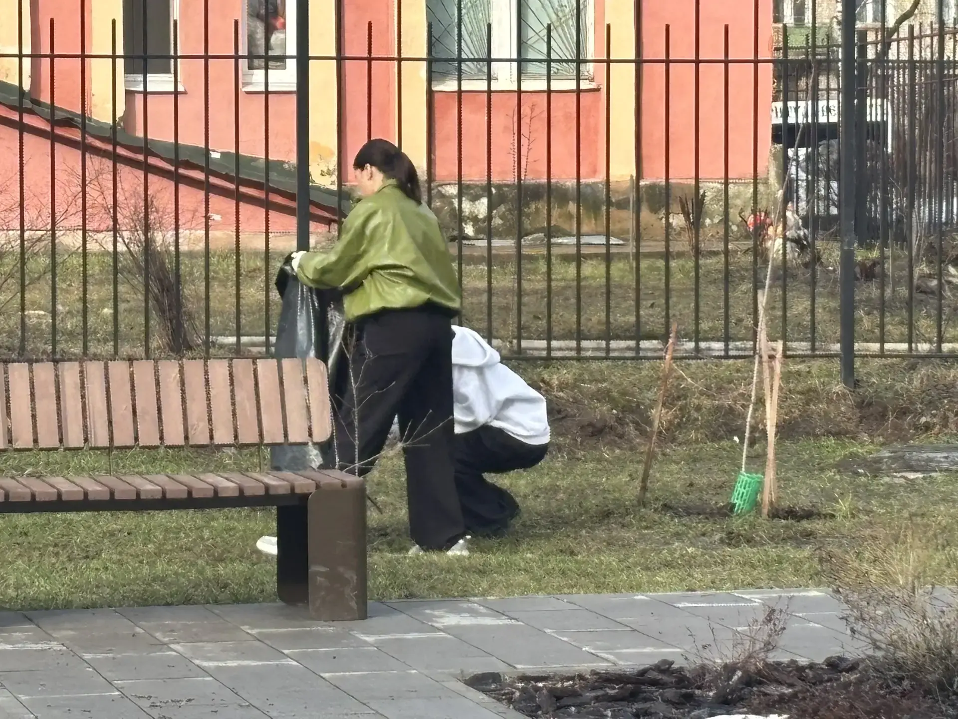 Светлая память в чистоте: как 9-классники заботились об обелиске «Скорбящая мать»  Сегодня выдался п