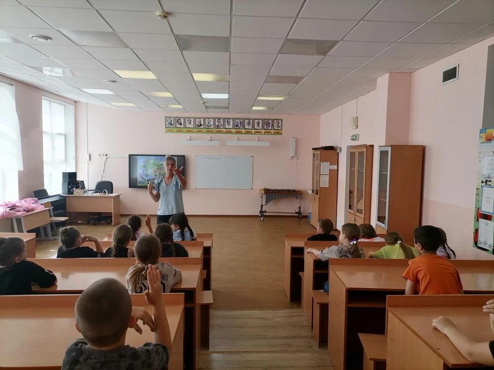 4 отряд Эколята приняли активное участие в музыкальном часе "Вместе весело шагать!" Дети отгадывали 