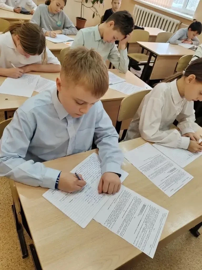 Вести с урока 📚  На уроках русского языка обучающиеся 5Д класса (учитель Сатвалдиева Е.И.) готовятся