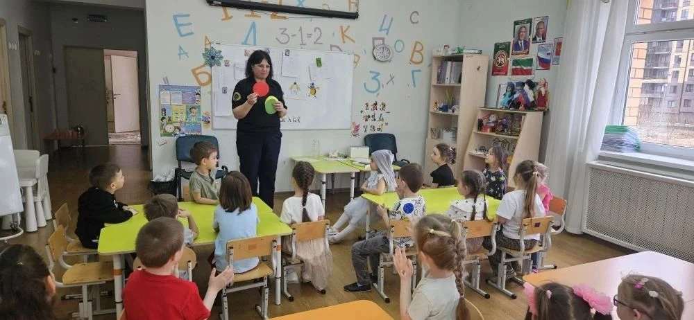 К нам в гости пришла Дубова Ю.Н, инспектор пропаганды БДД ИКМО г. Казани, чтобы провести с воспитанн