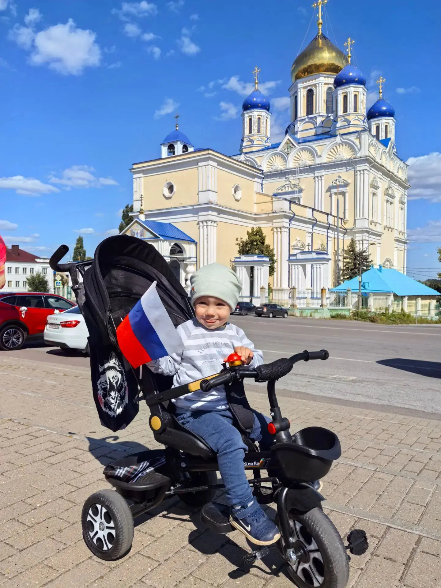 Воспитанники младшей группы приняли участие во Всероссийской акции "Цвета Родины", прош...
